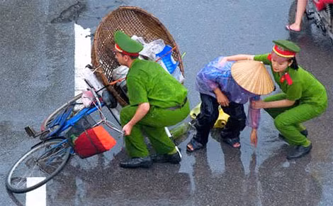 Các chiến sĩ Công an tận tình giúp đỡ người dân. Các chiến sĩ Công an tận tình giúp đỡ người dân.