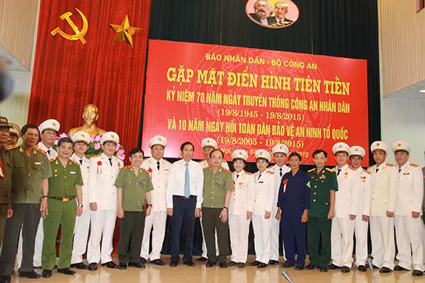 Thượng tướng Bùi Quang Bền, đồng chí Thuận Hữu cùng các đại biểu tại buổi giao lưu.