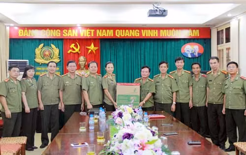 Món quà ý nghĩa của cán bộ, chiến sĩ Nhà xuất bản CAND gửi đến các bạn Lào.