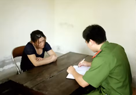 Chủ quán cà phê trá hình.