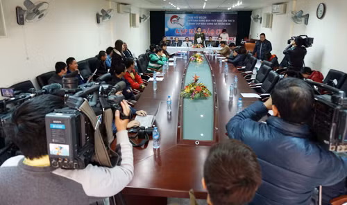 Phóng viên tác nghiệp tại buổi họp báo.