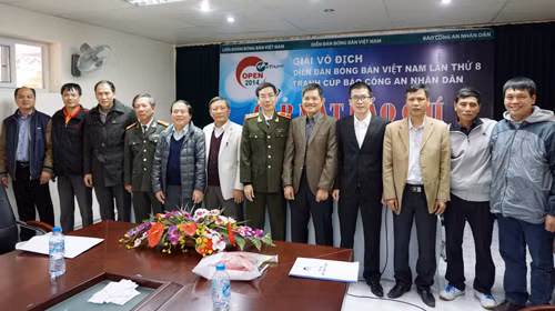 Các đại biểu tại buổi họp báo.
