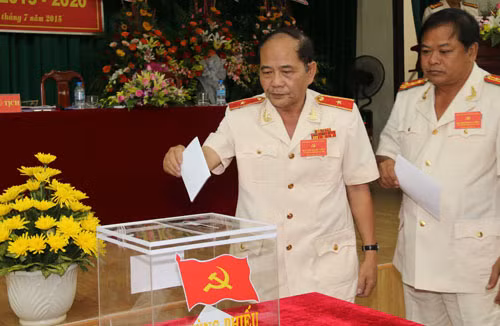 Các đại biểu bỏ phiếu bầu Ban chấp hành Đảng bộ Cục An ninh TNB nhiệm kỳ III (2015-2020).