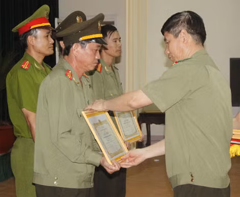 Đại tá Nguyễn Ngọc Chương trao bằng khen, giấy khen cho các tập thể, cá nhân có thanh tích xuất sắc trong việc thực hiện 2 chỉ thị trên. Đại tá Nguyễn Ngọc Chương trao bằng khen, giấy khen cho các tập thể, cá nhân có thanh tích xuất sắc trong việc thực hiện 2 chỉ thị trên.