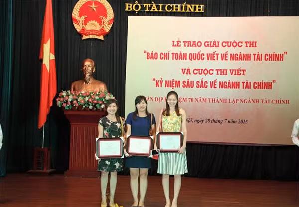 Nhóm tác giả đạt giải của Báo CAND. Nhóm tác giả đạt giải của Báo CAND.