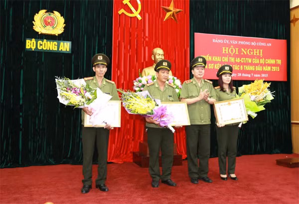 Trung tướng Nguyễn Danh Cộng trao Bằng khen của Bộ Công an.