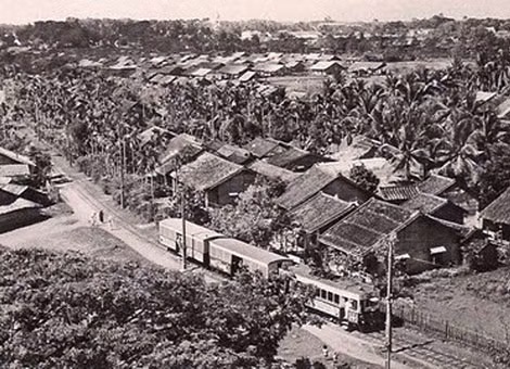 Tàu điện đi từ đường Bùi Hữu Nghĩa về ngã tư Xóm Gà trước đây.
