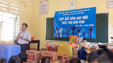 Thầy giáo Trần Trọng Thủy phát biểu cảm ơn đoàn công tác