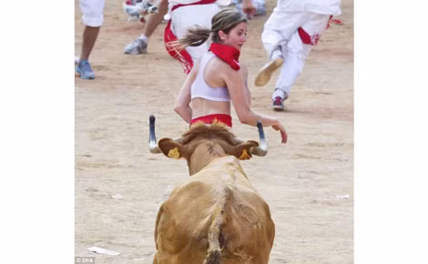 Nhiều phụ nữ thích tham dự lễ hội bò tót ở Pamplona. Ảnh: EPA
