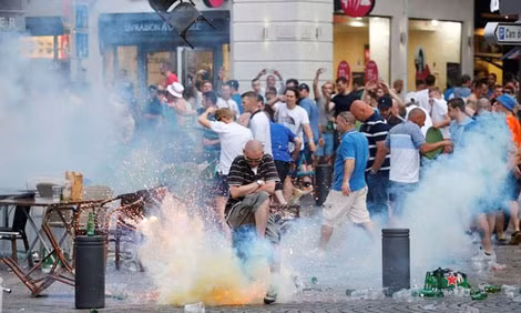 Các holigans Anh làm loạn ở Marseille trước thềm trận gặp Nga tại Euro 2016.