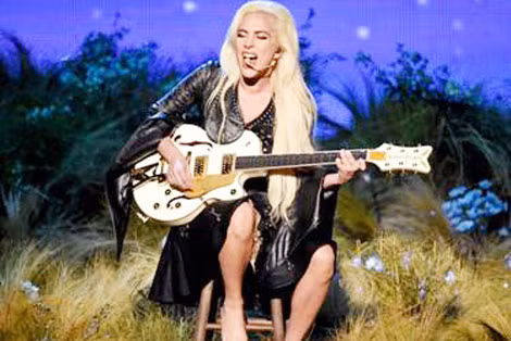 Lady Gaga trình diễn bài hát Million Reasons (nguồn: E!NEWS).