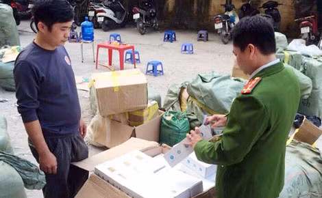 Cơ quan Công an kiểm tra số hàng hóa không rõ nguồn gốc.