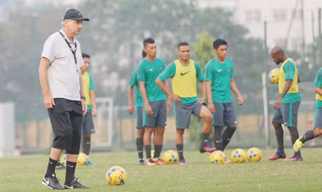 HLV Alfred Riedl nhiều khả năng sẽ nghỉ hưu sau AFF cup năm nay. H.M.