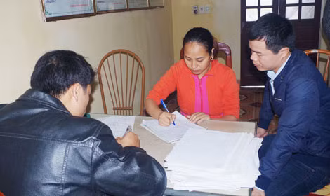 Thượng úy Mai Ngọc Khánh cùng đồng đội bắt giữ một đối tượng mua bán ma túy. Thượng úy Mai Ngọc Khánh cùng đồng đội bắt giữ một đối tượng mua bán ma túy.