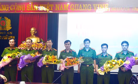 Thay mặt lãnh đạo Công an tỉnh, Đại tá Nguyễn Mạnh Hùng trao thưởng Ban chuyên án .