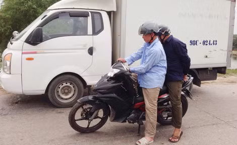 Băng nhóm trộm cắp tài sản trên ca bin xe ô-tô bị CBCS Đội 5 - Phòng CSHS - Công an TP Hà Nội bắt quả tang.