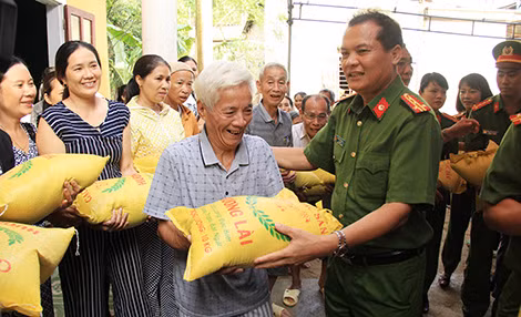 Đại tá Hoàng Quốc Trị - Giám thị Trại giam Đồng Sơn trao quà cứu trợ cho người dân xã Cảnh Hóa, huyện Tuyên Hóa.