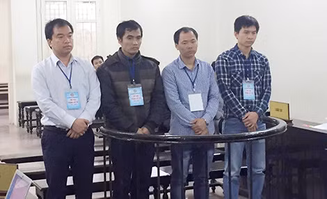 Bị cáo Bắc (ngoài cùng bên trái) và đồng phạm.