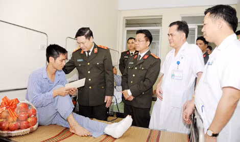 Trung tướng Nguyễn Xuân Mười thăm hỏi, động viên đồng chí Lê Đình Vĩnh, cán bộ Trường Đại học CCC bị thương trong khi làm nhiệm vụ. Trung tướng Nguyễn Xuân Mười thăm hỏi, động viên đồng chí Lê Đình Vĩnh, cán bộ Trường Đại học CCC bị thương trong khi làm nhiệm vụ.