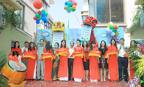 Các đại biểu cắt băng khánh thành trường Mầm non Hoa Bình Minh.