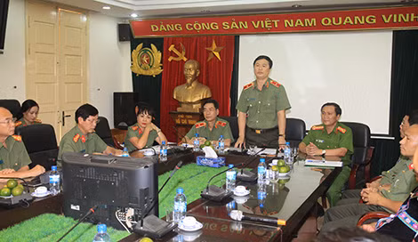 Thiếu tướng Bùi Minh Giám, Phó Tổng cục trưởng Tổng cục Chính trị CAND phát biểu tại buổi gặp mặt.