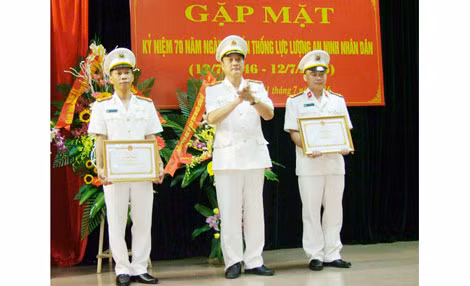 Thiếu tướng Nguyễn Như Tuấn, Giám đốc CA tỉnh Thái Nguyên trao Bằng khen của Bộ trưởng Bộ Công an tặng các tập thể, cá nhân có thành tích xuất sắc trong đợt thi đua đặc biệt chào mừng kỷ niệm 70 năm ngày truyền thống LLANND.