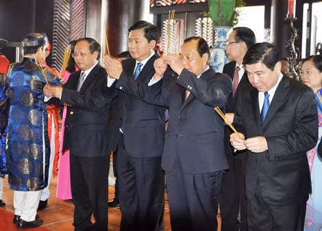 Đồng chí Đinh La Thăng, Ủy viên Bộ Chính trị, Bí thư Thành ủy TP Hồ Chí Minh và các đ/c lãnh đạo thành phố dâng hương Đức Lễ Thành Hầu Nguyễn Hữu Cảnh tại TP Hồ Chí Minh.