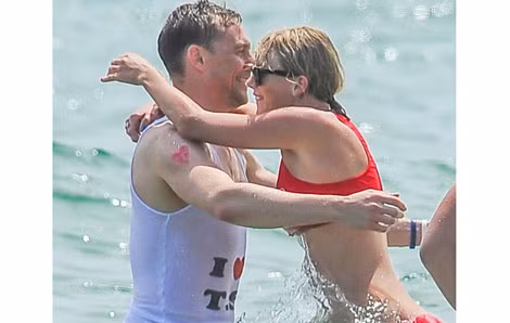 Taylor Swift và Tom mặn nồng trên biển.