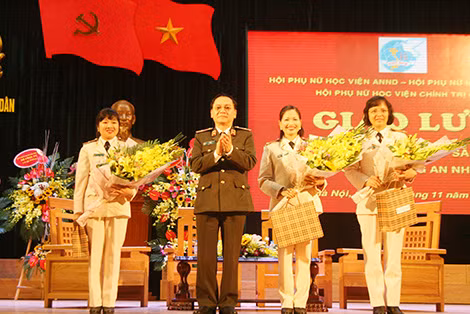 TS Nguyễn Thị Thu Thuỷ (bìa phải) trong buổi giao lưu những nữ cán bộ, giảng viên tiêu biểu, xuất sắc các trường, Học viện CAND