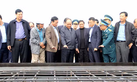 Thủ tướng thị sát Cảng hàng không Vân Đồn.