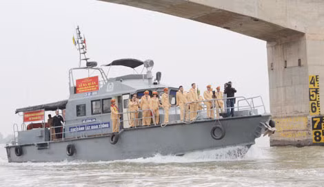 Lực lượng Cảnh sát đường thủy ra quân thực hiện cao điểm. Lực lượng Cảnh sát đường thủy ra quân thực hiện cao điểm.