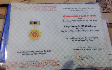 Huy chương, cờ lưu niệm, bằng khen là những thứ vô giá với ông Phong.