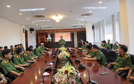 Trung tướng Phan Văn Vĩnh, Bí thư Đảng ủy, Tổng cục Cảnh sát phát biểu tại cuộc gặp mặt. Trung tướng Phan Văn Vĩnh, Bí thư Đảng ủy, Tổng cục Cảnh sát phát biểu tại cuộc gặp mặt.