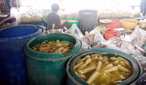 Khu vực ngâm măng chua với hóa chất tẩy trắng tại nhà ông Luyến. Khu vực ngâm măng chua với hóa chất tẩy trắng tại nhà ông Luyến.