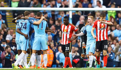 Man City - áo xanh - hứa hẹn sẽ trình diễn thứ bóng đá hủy diệt ở mùa 2016-2017.