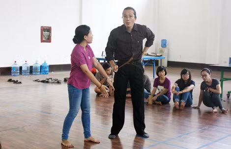 Đạo diễn Lê Tuấn Cường đang thị phạm cho sinh viên diễn chèo. Đạo diễn Lê Tuấn Cường đang thị phạm cho sinh viên diễn chèo.
