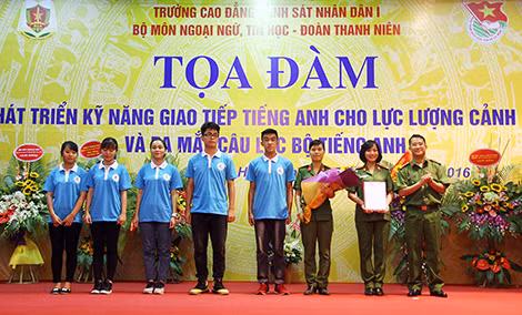 Thượng úy Hoàng Ngọc Huân trao quyết định thành lập và tặng hoa CLB tiếng Anh.