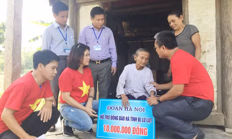 Nhóm thiện nguyện thăm và tặng quà mẹ liệt sỹ Võ Thị Định ở xóm Hải Thịnh - Xã Gia Phố Huyện Hương Khê.