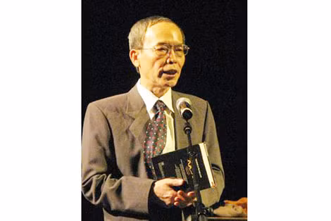 Dịch giả Quang Chiến.