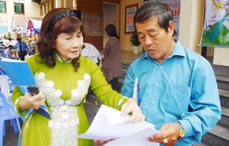 Nhà thơ Xuân Trường (bên phải).