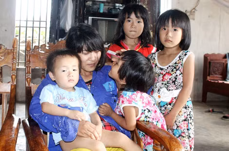 Chị Hồ Thị Xuân với đứa con trai út đang tá túc tại nhà mẹ đẻ.