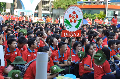 Hoạt động tình nguyện luôn thu hút đông đảo bạn trẻ mỗi mùa hè về. Hoạt động tình nguyện luôn thu hút đông đảo bạn trẻ mỗi mùa hè về.