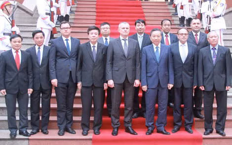 Bộ trưởng Tô Lâm, Bộ trưởng Igor Anatolievich Shunevich và các đại biểu. Bộ trưởng Tô Lâm, Bộ trưởng Igor Anatolievich Shunevich và các đại biểu.