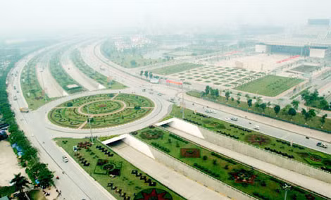 Hà Nội từng phải chi 53 tỷ đồng một năm để tỉa hoa, cắt cỏ trên Đại lộ Thăng Long. Hà Nội từng phải chi 53 tỷ đồng một năm để tỉa hoa, cắt cỏ trên Đại lộ Thăng Long.