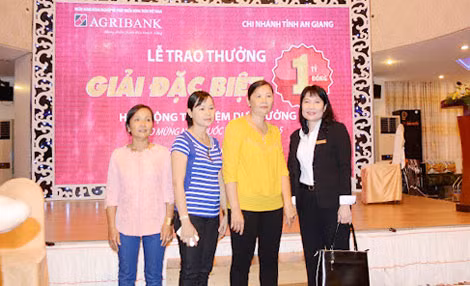 Bà Nga (áo vàng) trúng giải đặc biệt trị giá 1 tỷ đồng từ Agribank An Giang.