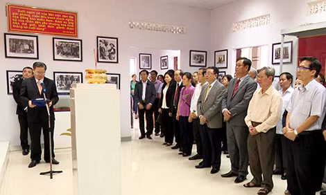 Tỉnh ủy, HĐND, UBND, Ủy ban MTTQVN và đông đảo người dân Phú Yên thắp hương tưởng niệm 20 năm ngày mất LS Nguyễn Hữu Thọ.