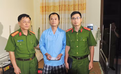 Đại diện đoàn công tác trao tặng 10 triệu đồng cho đồng chí Nguyễn Minh Tú. Đại diện đoàn công tác trao tặng 10 triệu đồng cho đồng chí Nguyễn Minh Tú.