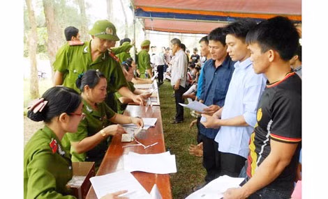 Các phạm nhân được đặc xá trước thời hạn tại Trại giam Kim Sơn.