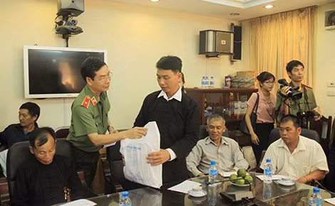 Thiếu tướng Phạm Văn Miên, Tổng Biên tập Báo CAND trao quà chào mừng Đoàn đại biểu người có uy tín về thăm.
