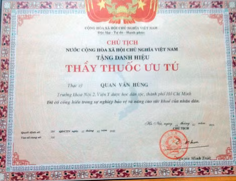 Ông Hùng vinh dự được Chủ tịch nước trao tặng danh hiệu Thầy thuốc ưu tú. Ông Hùng vinh dự được Chủ tịch nước trao tặng danh hiệu Thầy thuốc ưu tú.
